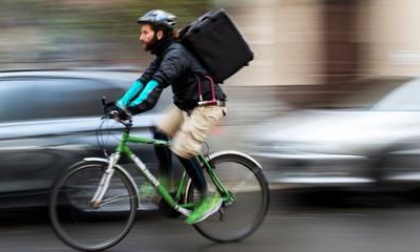 ROMA: AGGREDITO RIDER DA 10 GIOVANI (VIDEO)