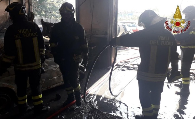 ROMA: INCENDIO NELL’OFFICINA, DUE FERITI