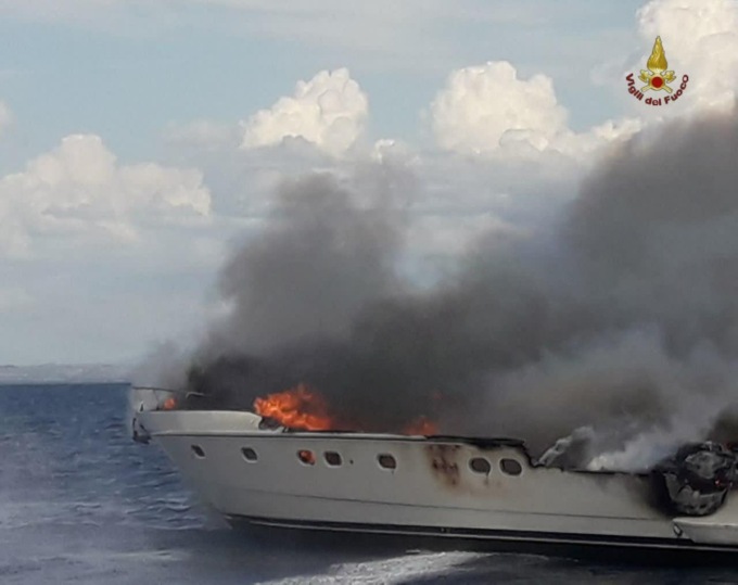 MONTALTO DI CASTRO: FIAMME SULLO YACHT, SALVATI IN SETTE