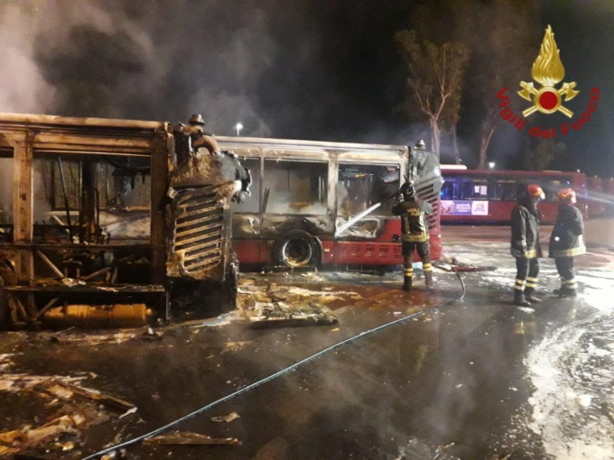 ROMA: A FUOCO TRE BUS