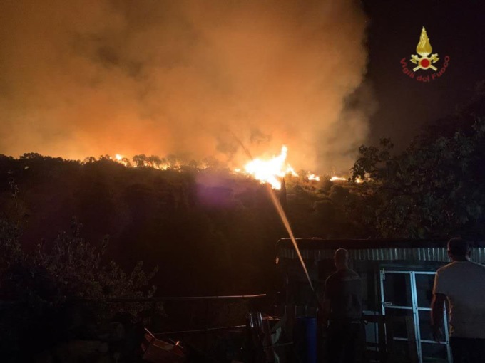 TIVOLI: INFERNO DI FUOCO, EVACUATE LE CASE