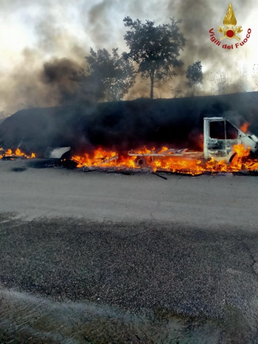 ROMA: FIAMME IN UN AUTODEMOLITORE