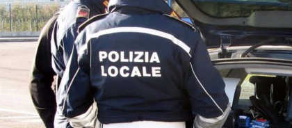 Tir esce di strada sulla Cisternese