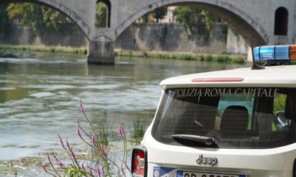 ROMA: MORIA DI PESCI NEL TEVERE, INTERVIENE LA POLIZIA LOCALE (VIDEO)