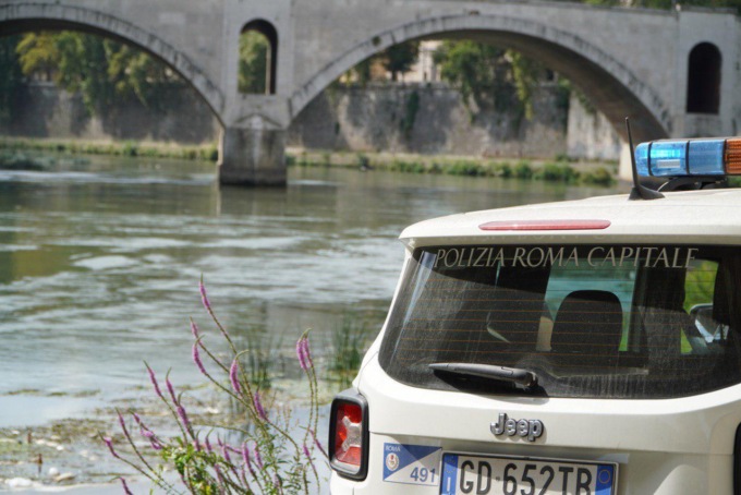 ROMA: MORIA DI PESCI NEL TEVERE, INTERVIENE LA POLIZIA LOCALE (VIDEO)
