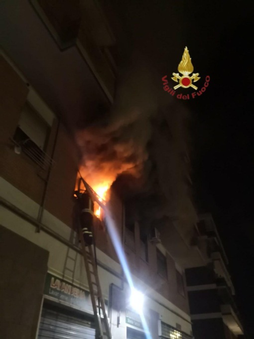 ROMA: INCENDIO IN UN APPARTAMENTO, UN FERITO