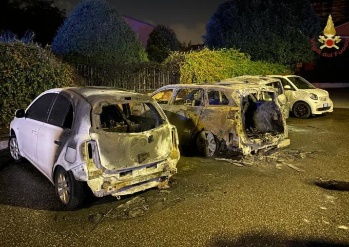 ROMA: 5 AUTO A FUOCO NELLA NOTTE
