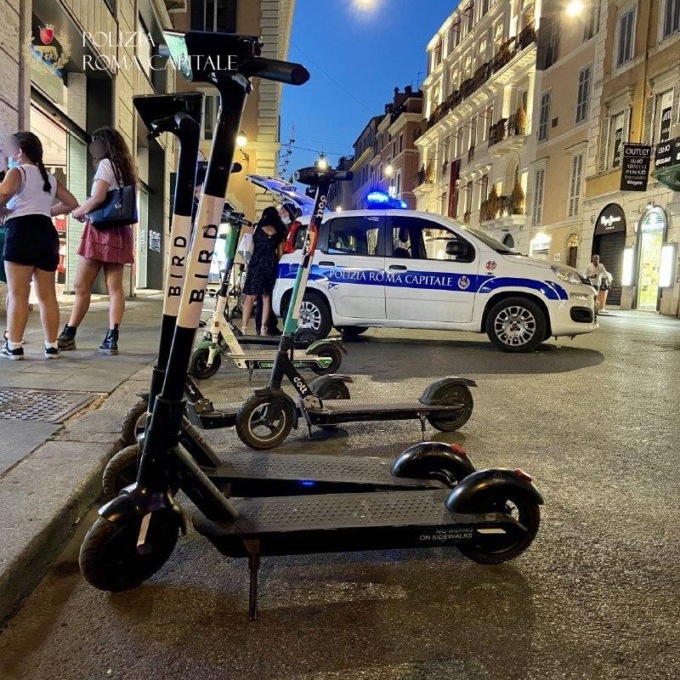 ROMA: NON VEDENTE INCIAMPA AD UN MONOPATTINO ABBANDONATO E SI TRATTURA LE MANI