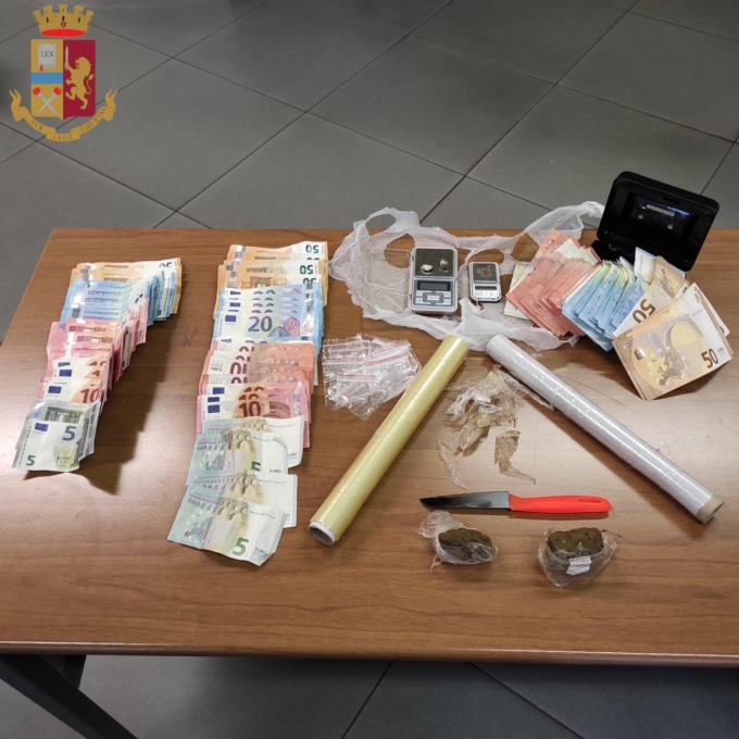 ROMA: DROGA, IN MANETTE 18 PUSHER (VIDEO)