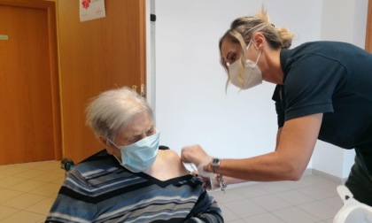 RIETI: VACCINI, TERZA DOSE PER NONNA CENTENARIA