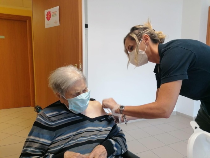 RIETI: VACCINI, TERZA DOSE PER NONNA CENTENARIA