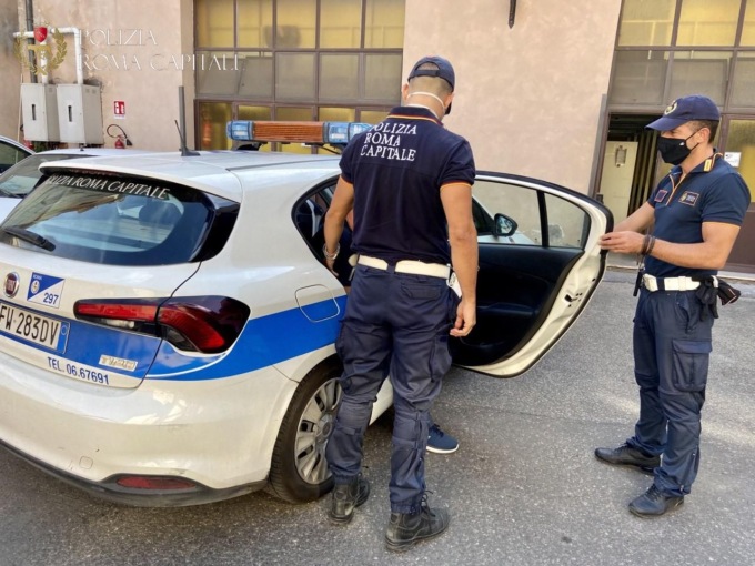 ROMA: TENTA DI ESTRARRE UN COLTELLO E DI AGGREDIRE GLI AGENTI, ARRESTATO