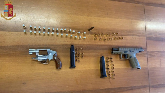 ROMA: PISTOLE NASCOSTE IN CASA, ARRESTATO (VIDEO)