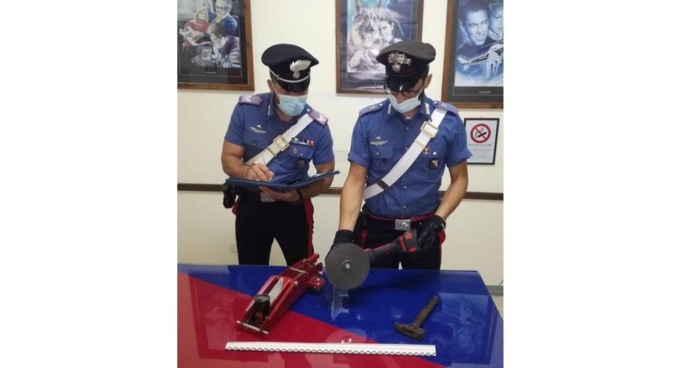 PICO: TENTA DI RUBARE LE MARMITTE DELLE AUTO, ARRESTATO