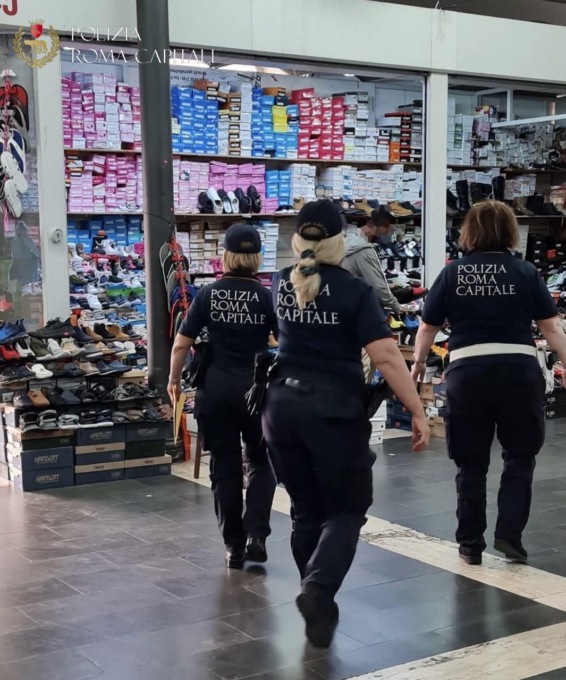 ROMA: CONTROLLI AL MERCATO ESQUILINO, SEQUESTRO DI ARTICOLI CON MARCHI CONTRAFFATTI