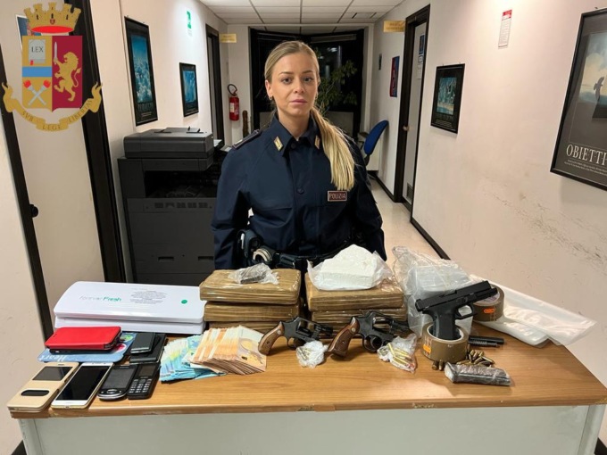ROMA: FERMATO CON UN CHILO DI COCAINA, IN CASA AVEVA PISTOLE E MUNIZIONI
