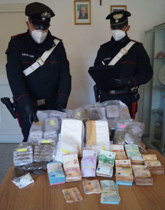 ROMA: TROVATO CON 20 CHILI DI DROGA IN CASA, ARRESTATO
