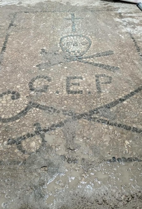 CISTERNA: SCOPERTO UN MOSAICO NEL CIMITERO