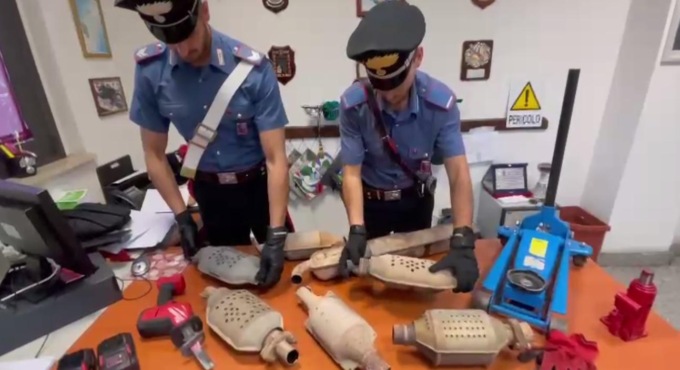 ROMA: FURTI DI CATALIZZATORI, QUATTRO ARRESTI (VIDEO)