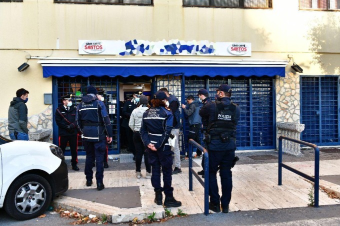 ROMA: BAR MOCCIA, RIMOSSA L’INSEGNA (VIDEO)
