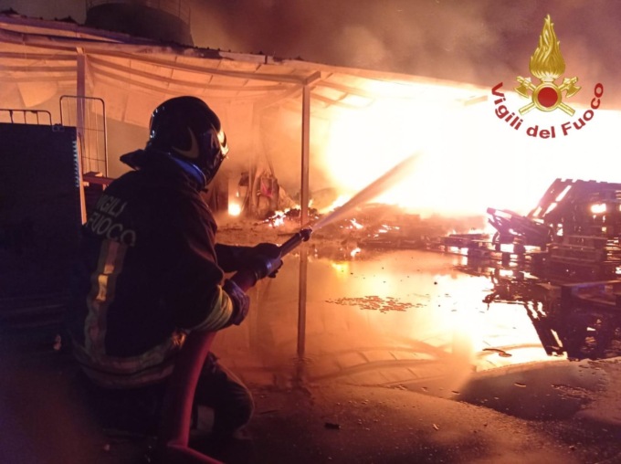 ANAGNI: INCENDIO IN UN CAPANNONE INDUSTRIALE
