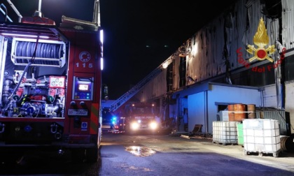 FROSINONE: INCENDIO IN UN CAPANNONE INDUSTRIALE IN DISUSO