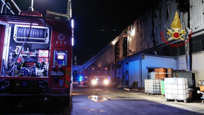 FROSINONE: INCENDIO IN UN CAPANNONE INDUSTRIALE IN DISUSO