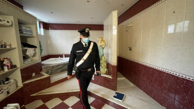 ROMA: LE VILLE DEI CASAMONICA AI CARABINIERI (VIDEO)