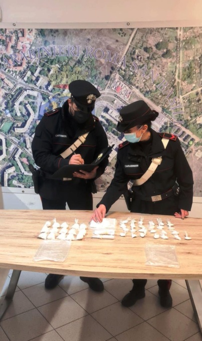 ROMA: SPACCIO A S.BASILIO, ARRESTATA
