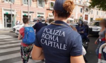 ROMA: PASSA CON IL SEMAFORO ROSSO E AGGREDISCE GLI AGENTI, DENUNCIATA