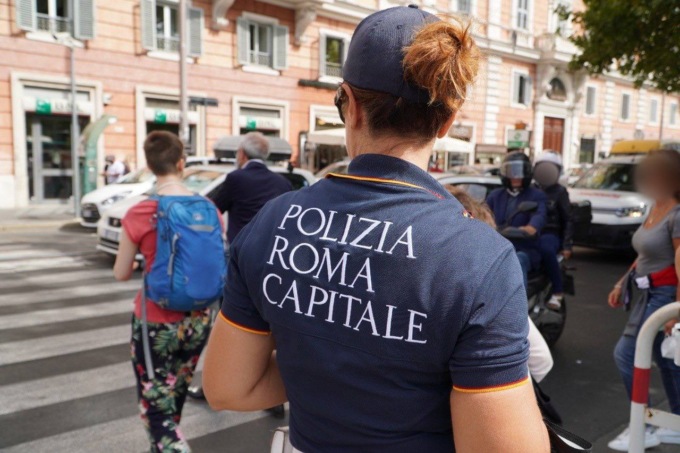 ROMA: PASSA CON IL SEMAFORO ROSSO E AGGREDISCE GLI AGENTI, DENUNCIATA