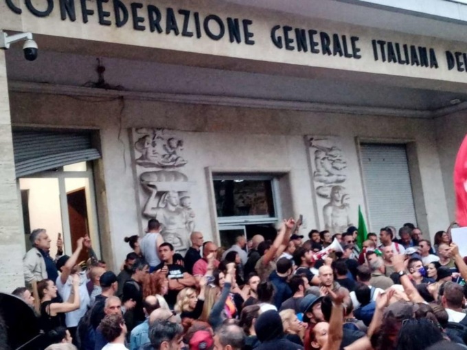 ROMA: SCONTRI ALLA CGIL, 6 MISURE CAUTELARI (VIDEO)