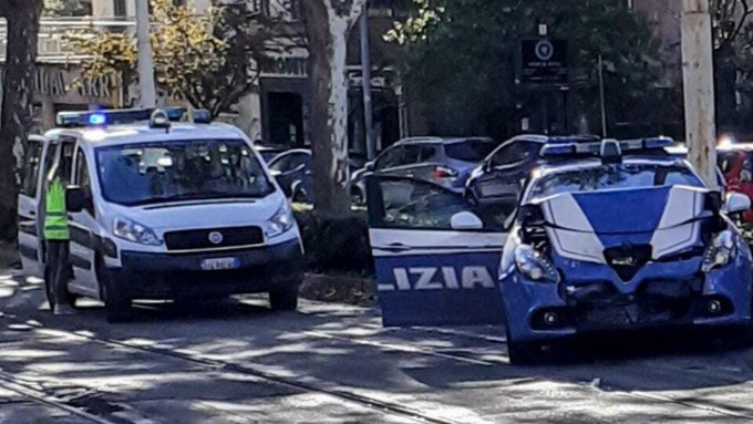 ROMA: SCONTRO TRA VOLANTE E TRAM, DUE AGENTI FERITI