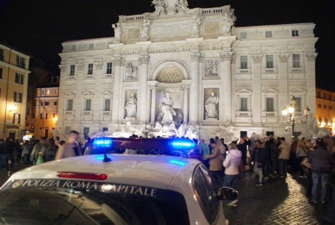 ROMA: BLOCCATO NELLA FONTANA DI TREVI, SANZIONE E DASPO