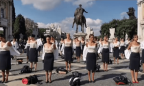 ROMA: CAMPIDOGLIO, FLASHMOB DELLE HOSTESS ALITALIA