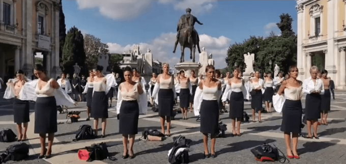 ROMA: CAMPIDOGLIO, FLASHMOB DELLE HOSTESS ALITALIA