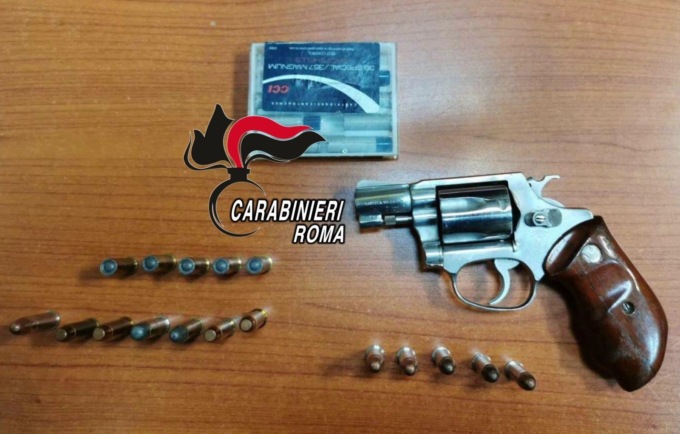 ROMA: A BORDO DELL’AUTO CON LA PISTOLA PRONTA A SPARARE, ARRESTATI