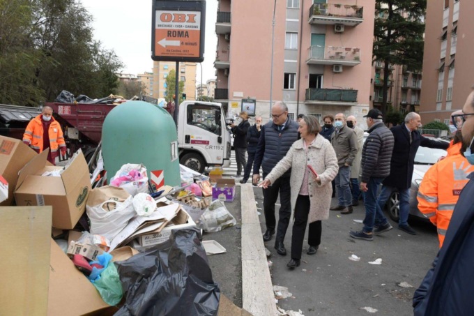 ROMA: RIFIUTI, BLITZ DEL SINDACO GUALTIERI NEL QUARTIERE DON BOSCO