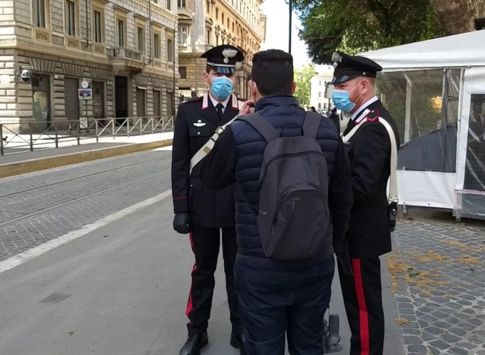 ROMA: FURTI E RAPINE, TRE ARRESTI E DUE DENUNCE