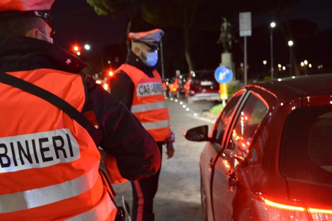 ROMA: SENZATETTO DA’ FUOCO AI RIFIUTI IN STRADA, BLOCCATO
