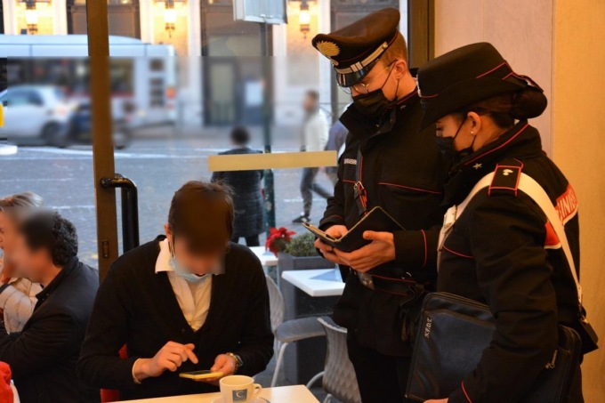 ROMA: CENA CON GREEN PASS PRESTATO DAGLI AMICI, DENUNCIATI