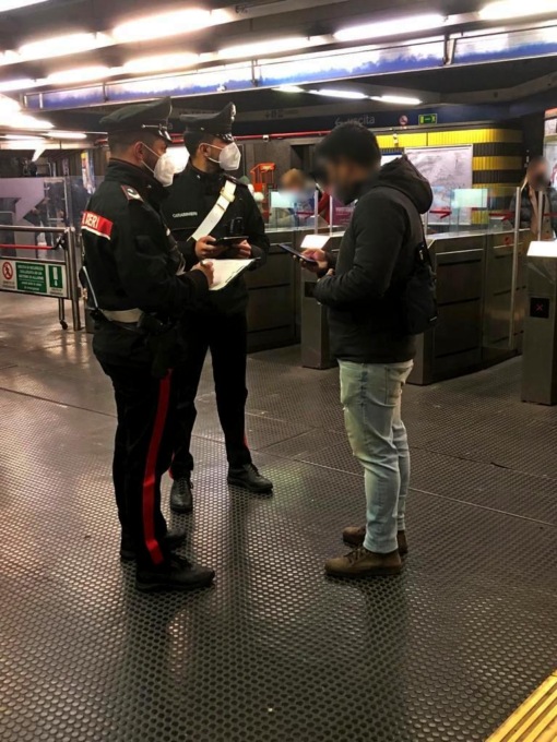 ROMA: MINACCIA I CARABINIERI CHE GLI CHIEDONO IL GREEN PASS, DENUNCIATO