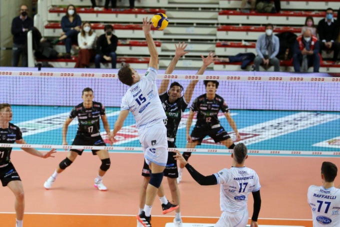 PALLAVOLO SUPERLEGA: LA TOP VOLLEY CEDE A PADOVA AL TIE BREAK (VIDEO)