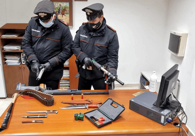 SEZZE: ARMI IN CASA, ARRESTATO