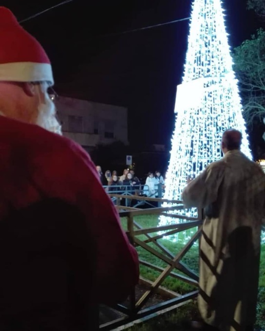 BORGO HERMADA: L’ASSOCIAZIONE PEDAGNALONGA DONA UN ALBERO DI NATALE