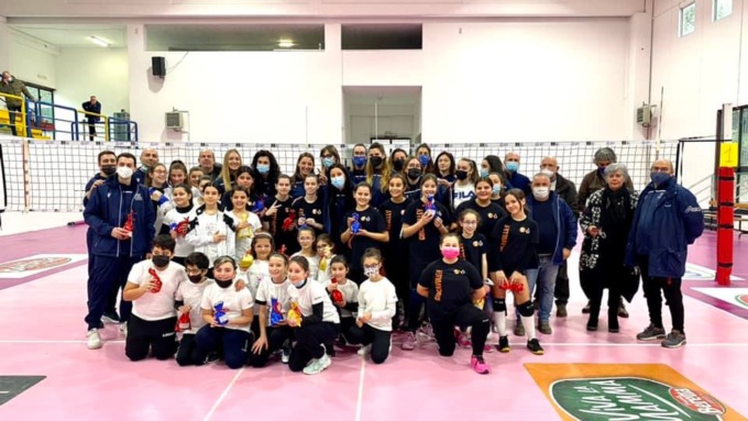 PALLAVOLO A2 FEMMINILE: L’ASSITEC SANT’ELIA INCONTRA LE SCUOLE (VIDEO)