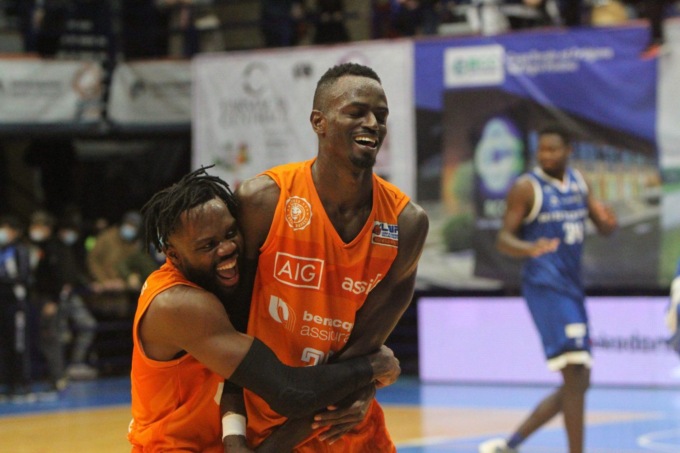 BASKET: LEGA DUE, BENACQUISTA LATINA-FABRIANO 91-77 (VIDEO)