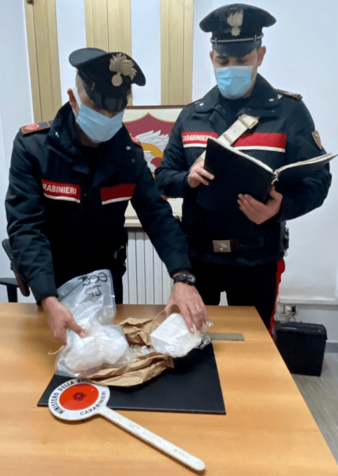 LATINA: QUASI UN CHILO DI COCAINA IN AUTO, ARRESTATO
