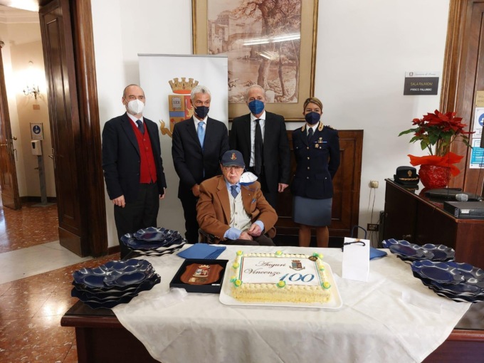 ROMA: COMPIE 100 ANNI IL POLIZIOTTO CHE FERMO’ IL GANGSTER MAFIOSO ‘LUCKY LUCIANO’ (FOTO)