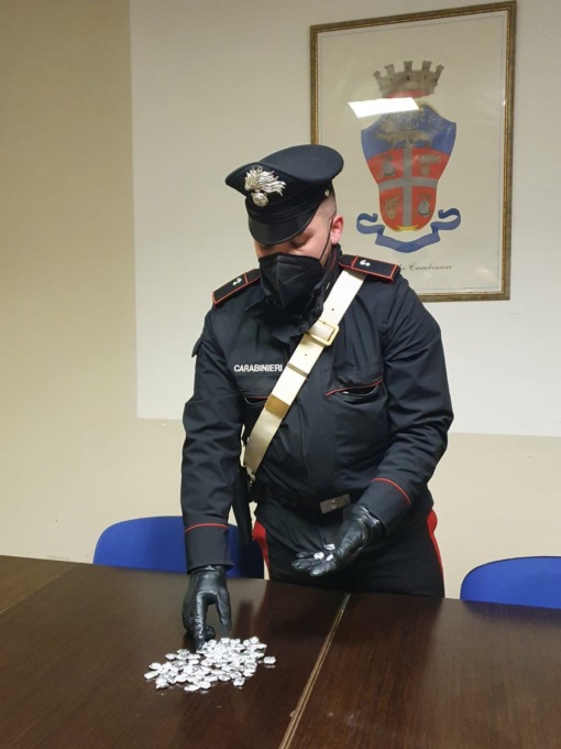 COLLEFERRO: 80 INVOLUCRI DI HASHISH, ARRESTATO 18ENNE